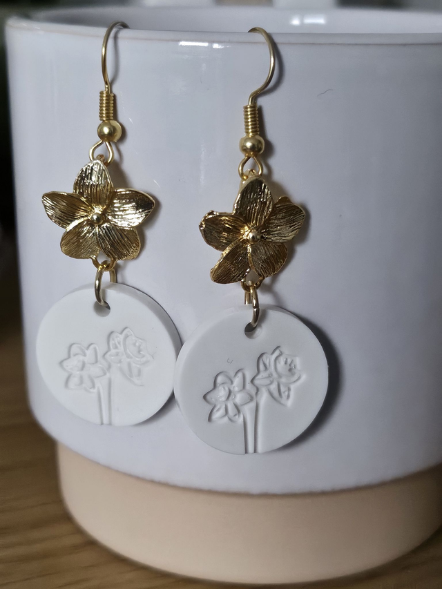 Boucles d&#039;oreilles fleuries et jesmonite