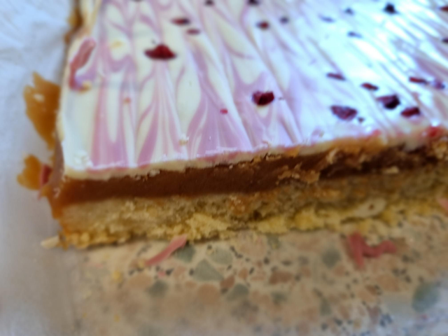 1xGF Raspberry and white chocolate Millionaire shortbread slice improved recipe