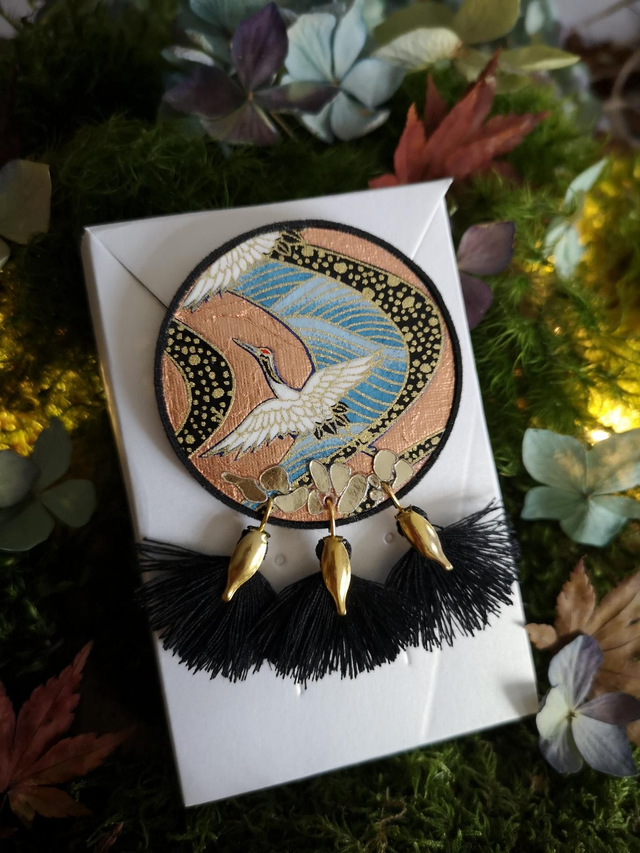 Broche - papier washi - feuille de dorure cuivré - vol de grue - pompons noir - cordon noir - La&amp;Titia 