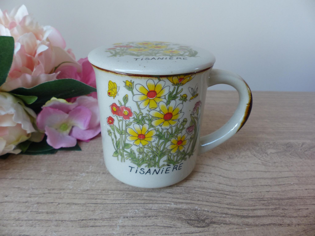 Tisanière Vintage en Grès Français – Mug avec Couvercle – Décor Floral Champêtre – Tasse Beige Mouchettée – Cadeau pour Amateur de Thé