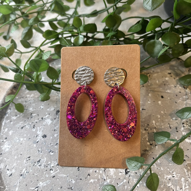 Boucles d’oreilles résine fushia argenté et paillettes 
