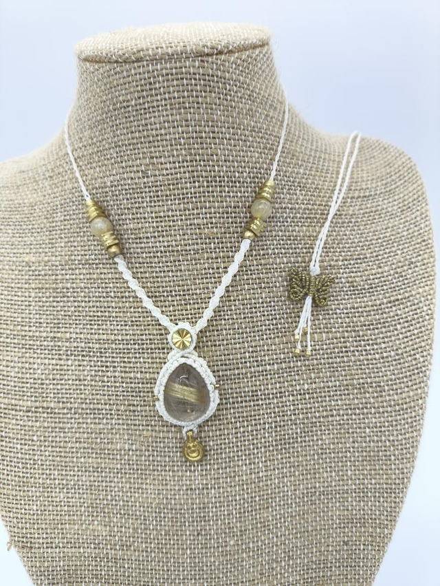Collier léger en micro macramé avec quartz rutile doré 
