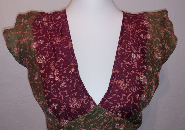 Top femme en soie vintage recyclée - unique, coloré et léger pour l&#039;été - éthique, écoresponsable - motif floral rose sur rouge et kaki