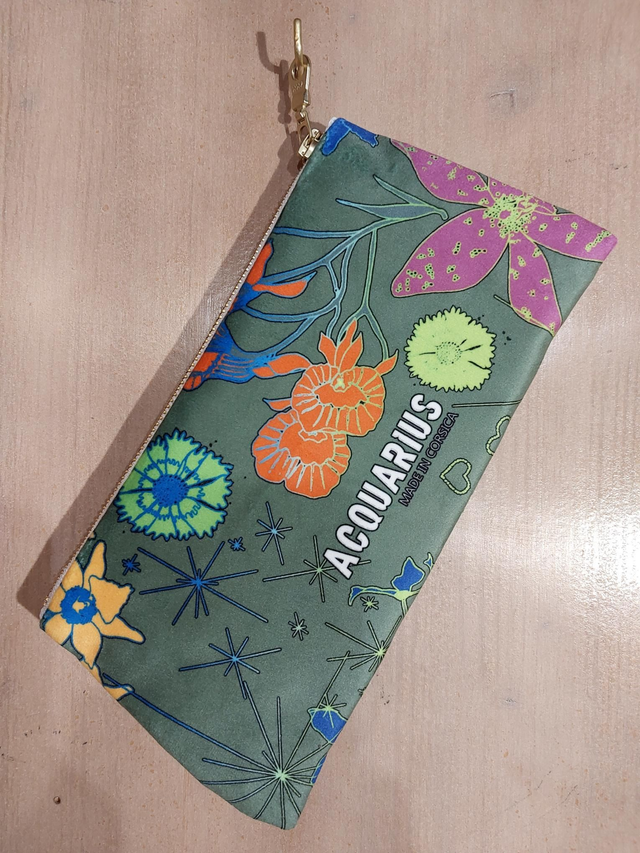 Orchidée Vert. Pochette et trousse en velours.