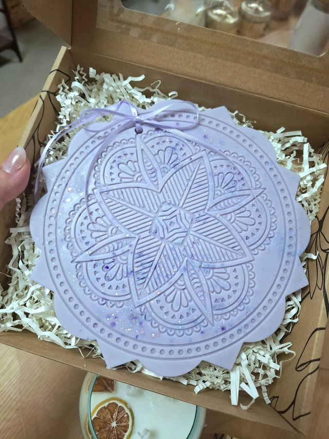 Levandule FRANCIE Mandala velká I. - vonný sójový vosk závěsný