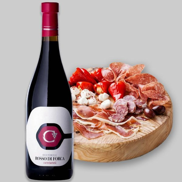 Bottiglia di Vino Rosso del nostro territorio e degustazione di formaggi e salumi tipici in camera