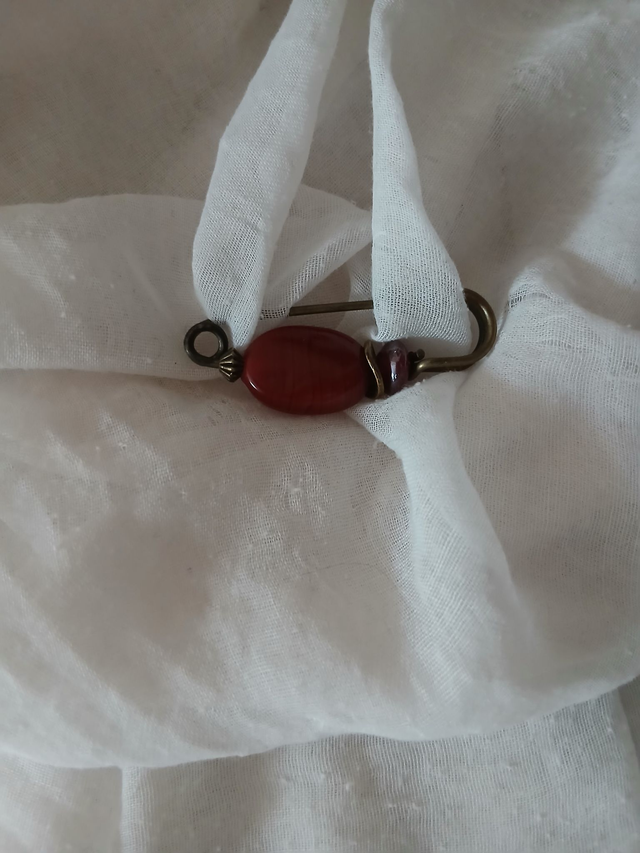 Broche rouge grenat