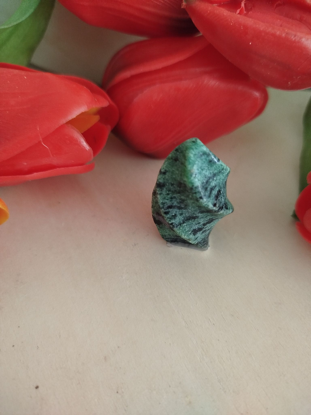 Petite flamme en rubis zoïsite