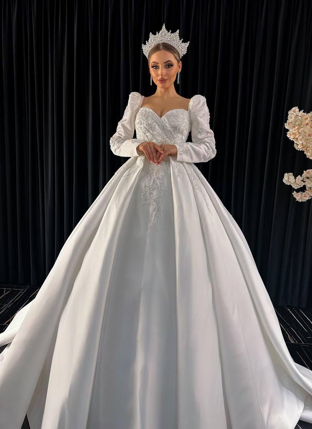 Robe de Mariée Princesse Satin Manche longue Épaulée Col Coeur / Réf : RMP25