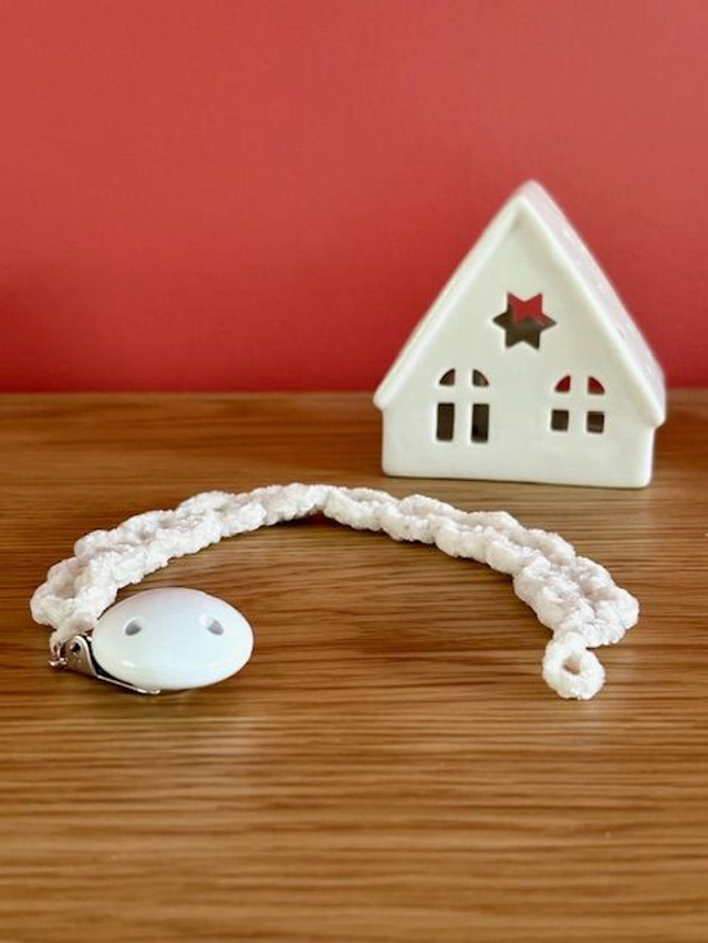 Attache tétine au crochet 