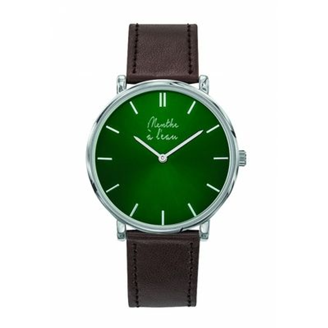 montre Menthe à l&#039;eau mixte fond vert et index des minutes bâton argenté brillant  bracelet cuir de couleur marron.