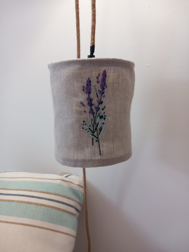 Abat jour suspension en lin brodé. Broderie lavande. Diamètre 15 cm.  Applique murale , lampe baladeuse .Création en  France
