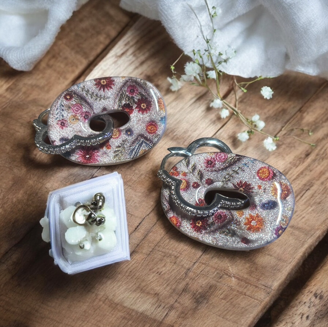 Boucles d’oreilles ovales en résine fleurie – Élégance artisanale scintillante