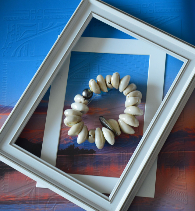 Bracelet coquillages crèmes - perle de Tahiti - élastiqué - diamètre 4,5 cm/5 cm