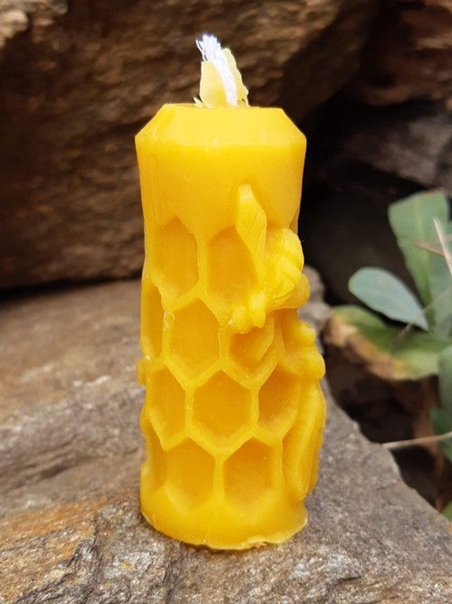 Svíčka ze včelího vosku - se symbolem včely