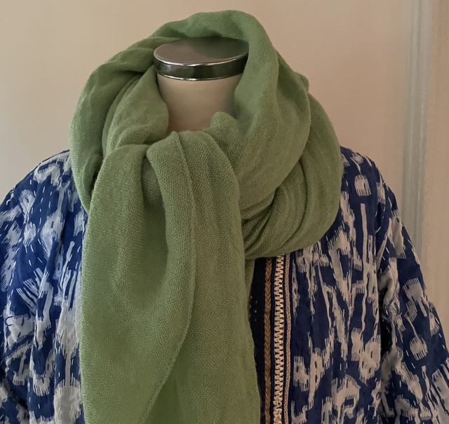 Heerlijk zachte groene sjaal 210cm x 70cm van 100% wol