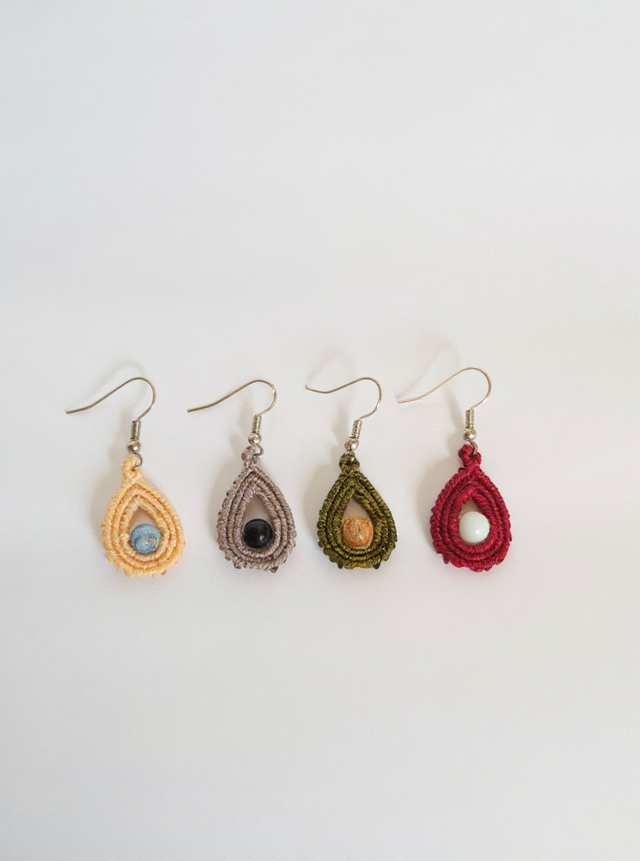 Boucles d’oreille goutte en micro-macramé