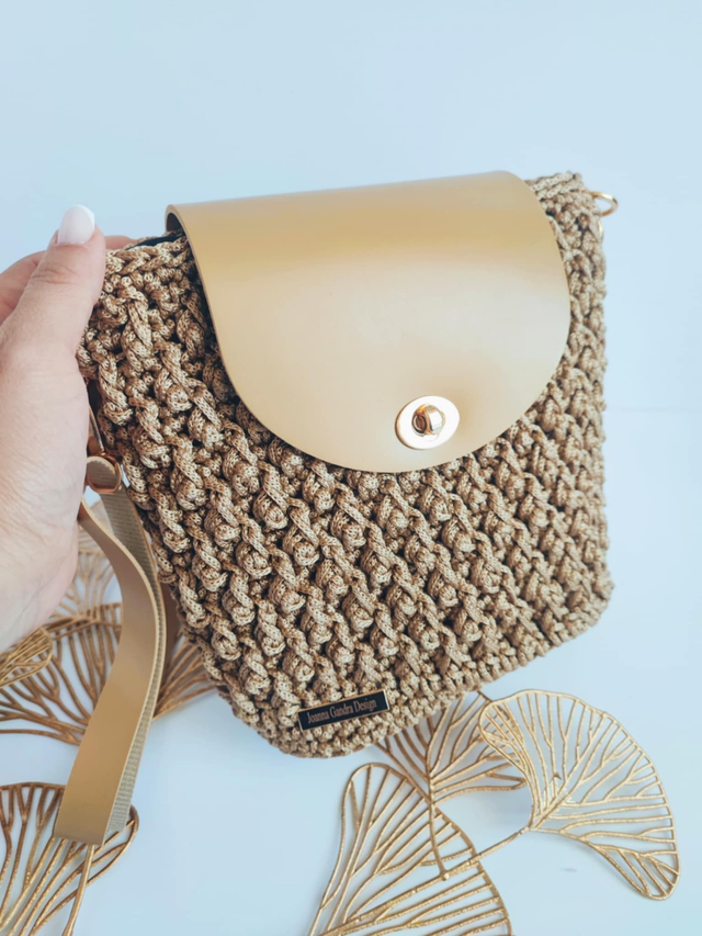 Adorable sac à bandoulière en crochet Nina. Accessoire unique en crochet, touche dorée 