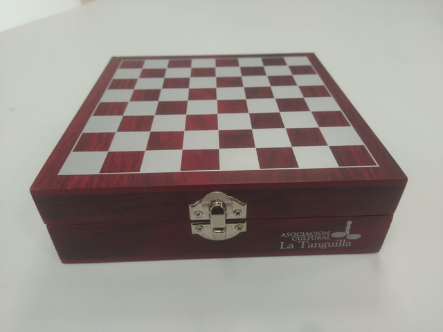 Set de ajedrez y accesorios para vino.
