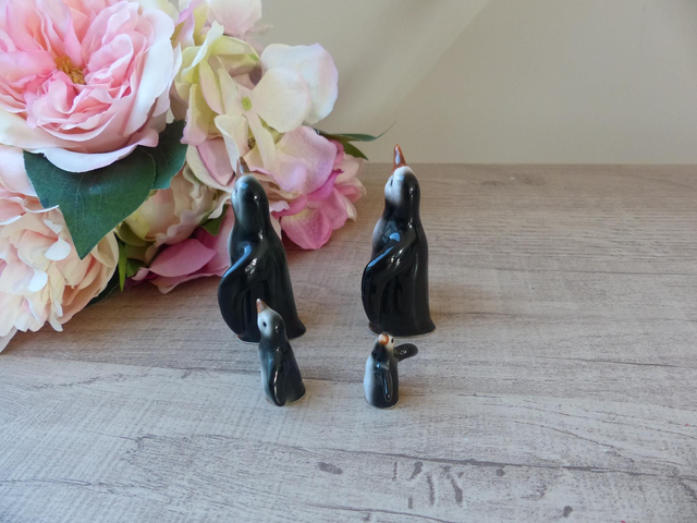 Figurines Couple Miniatures Pingouins et bébés céramique vintage R0.C Taïwan, Cadeau Fête Anniversaire, Family Pengouin Mom Dad Childrens