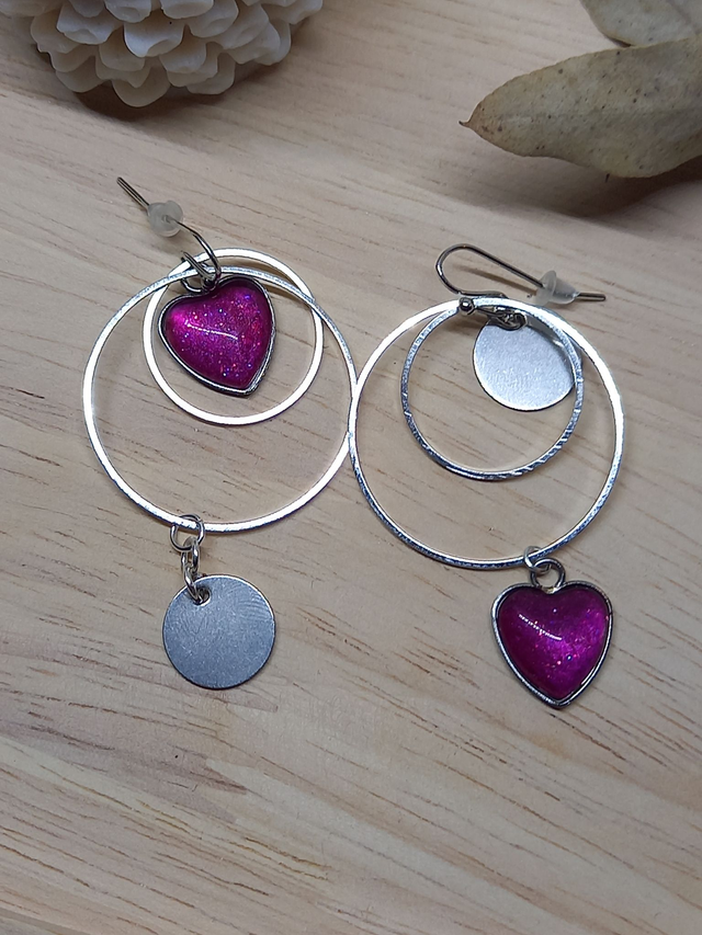 Boucles d&#039;oreilles asymétriques - cabochon cœur rose /  cercles et disque métal argenté / argenté
