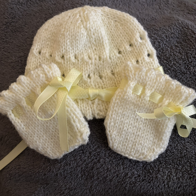 Cream Hat and mitts set with lemon ribbon 