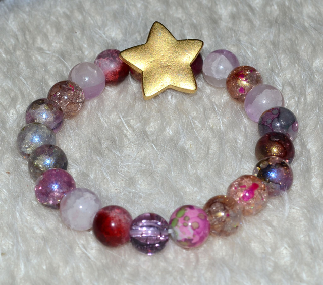B56 - Bracelet perles verre tons rose et étoile métal doré