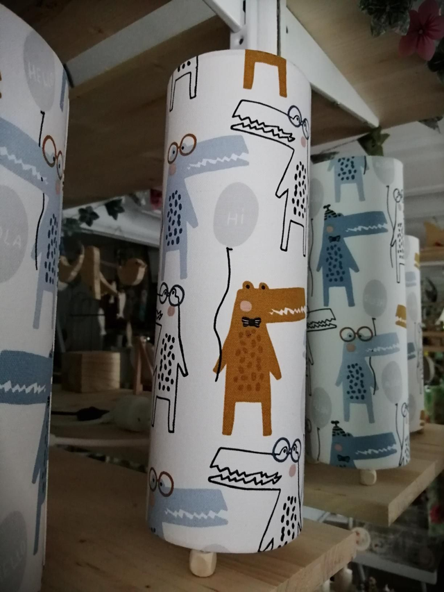 Lampe à poser "Croco" sur petits pieds bois, étroite