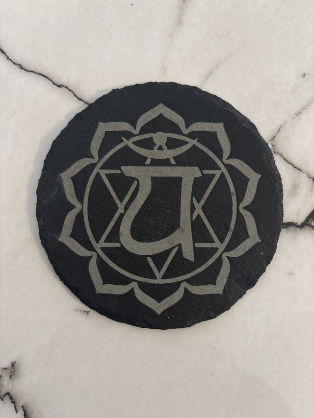 Chakra du Cœur – Anahata gravé sur un dessous de verre en ardoise de 10 cm de diamètre