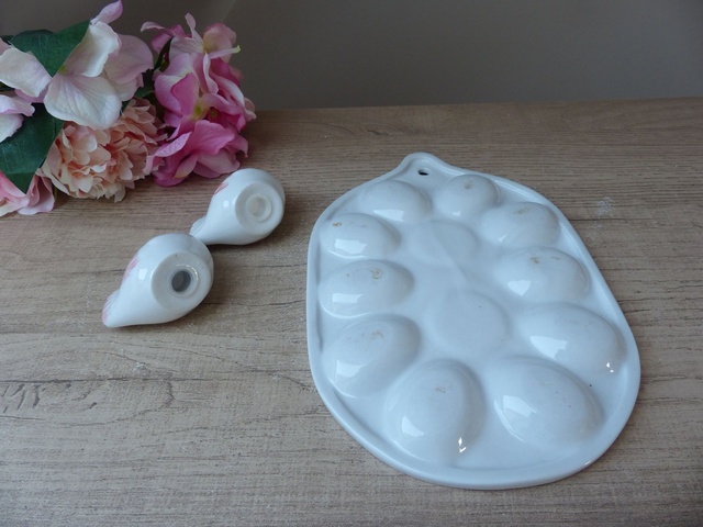 Ancien plat présentoir à œufs en céramique blanche et rose – avec salière et poivrière poules – décoration de cuisine à suspendre ou poser