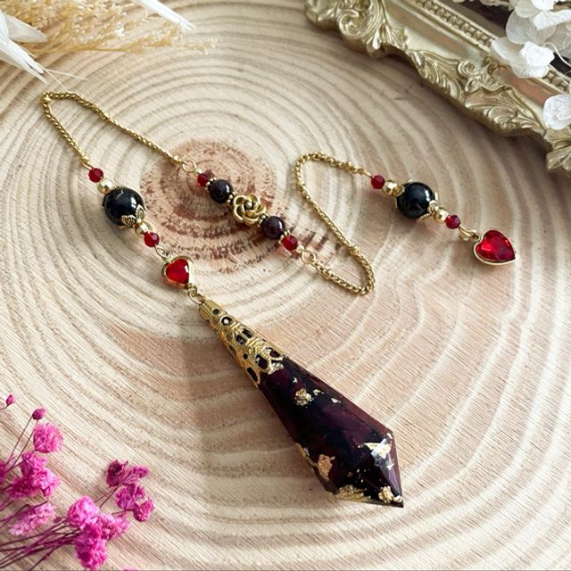 Grand pendule divinatoire en grenat et pétales de rose