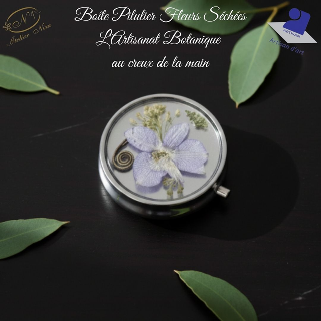 Boîte Pilulier Fleurs Séchées L'Artisanat Botanique au creux de la main