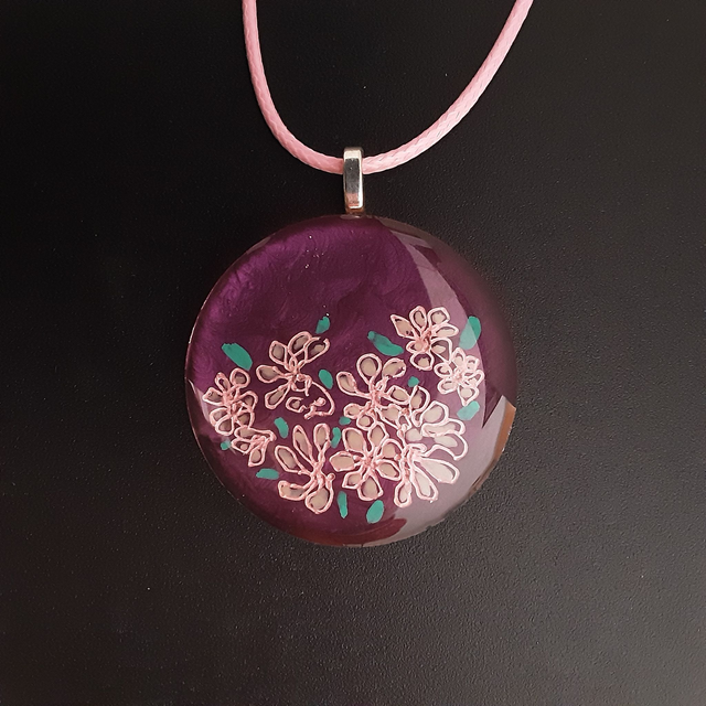 Pendentif rond collection floral avec fond raisin nacré et décor fleuri bois de rose métallisé