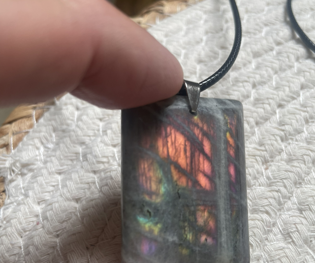 Pendentif original en Labradorite violette de Qualité AA+