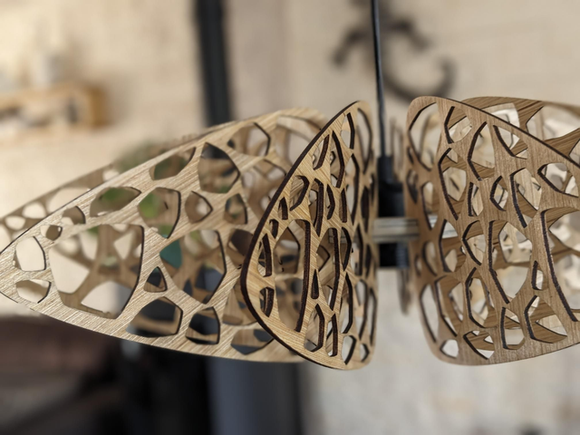 Suspension en peuplier Lepidop