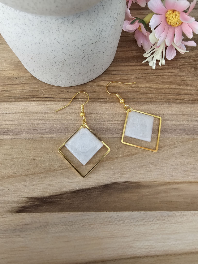 🟨​Boucles d’oreilles &quot;Carré d&#039;Or&quot; – Résine Givrée &amp; Laiton Doré🟨