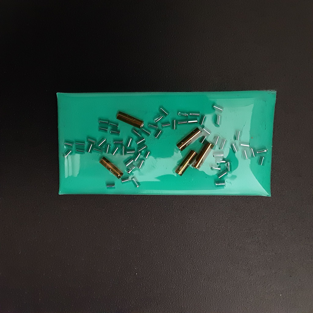 Broche grand rectangle collection cabochon fond vert et perles bronze et turquoise