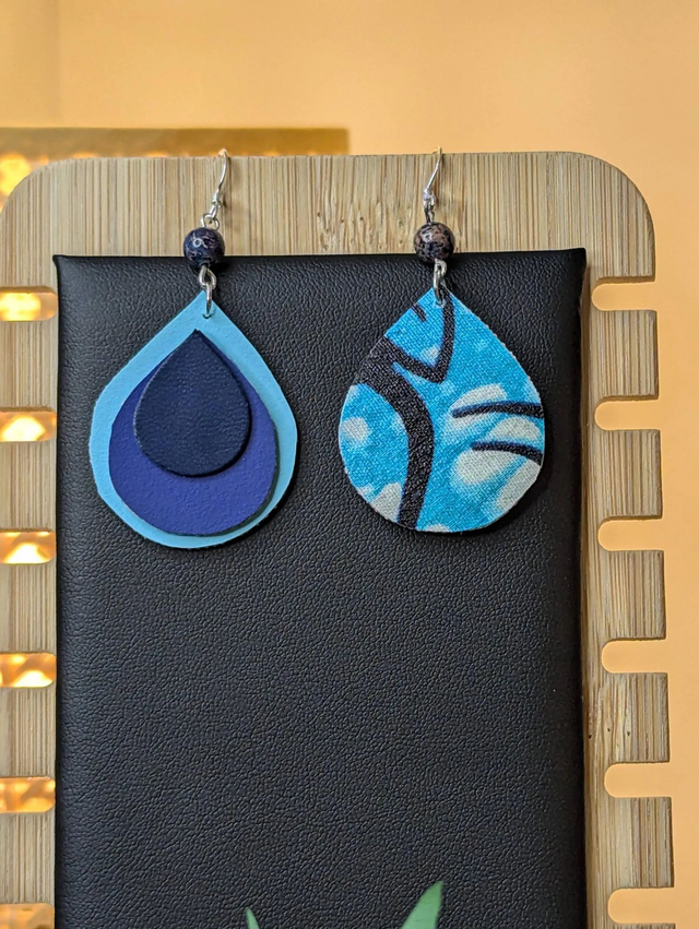 Boucles d'oreilles pendante en similicuir et en tissus enduit avec un dégradé bleu avec des perles naturelles et un  fermoir en argent 925