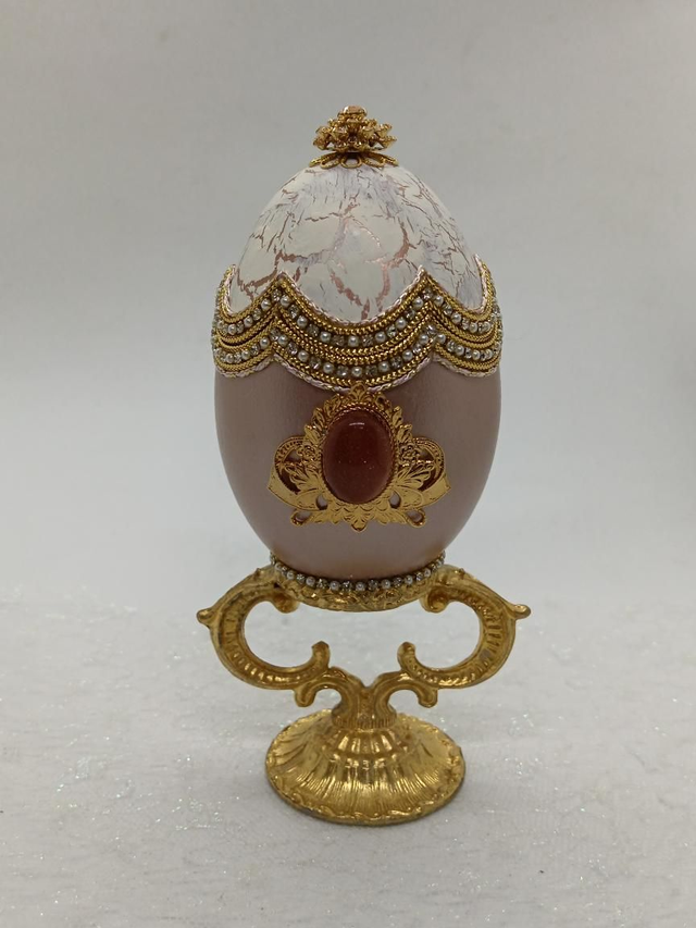 Jewellery box with gold stone and crystal top
