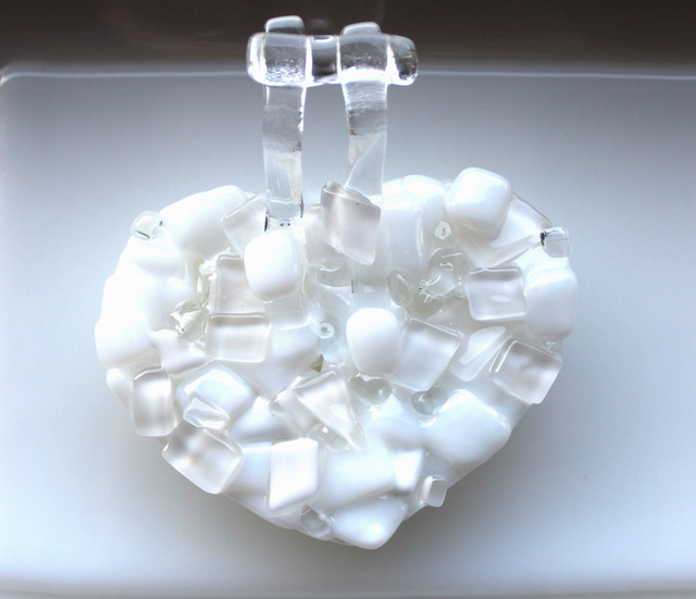 o7 Glas Herz aus Glasplättchen mit weißen Akzenten /  3 x 6,5 x 8 cm / 191g