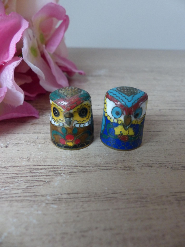 Deux dés à coudre hibou en émail cloisonné - Laiton et émail - Collection animaux miniatures cloisonnés - Cadeau de couture thème chouette