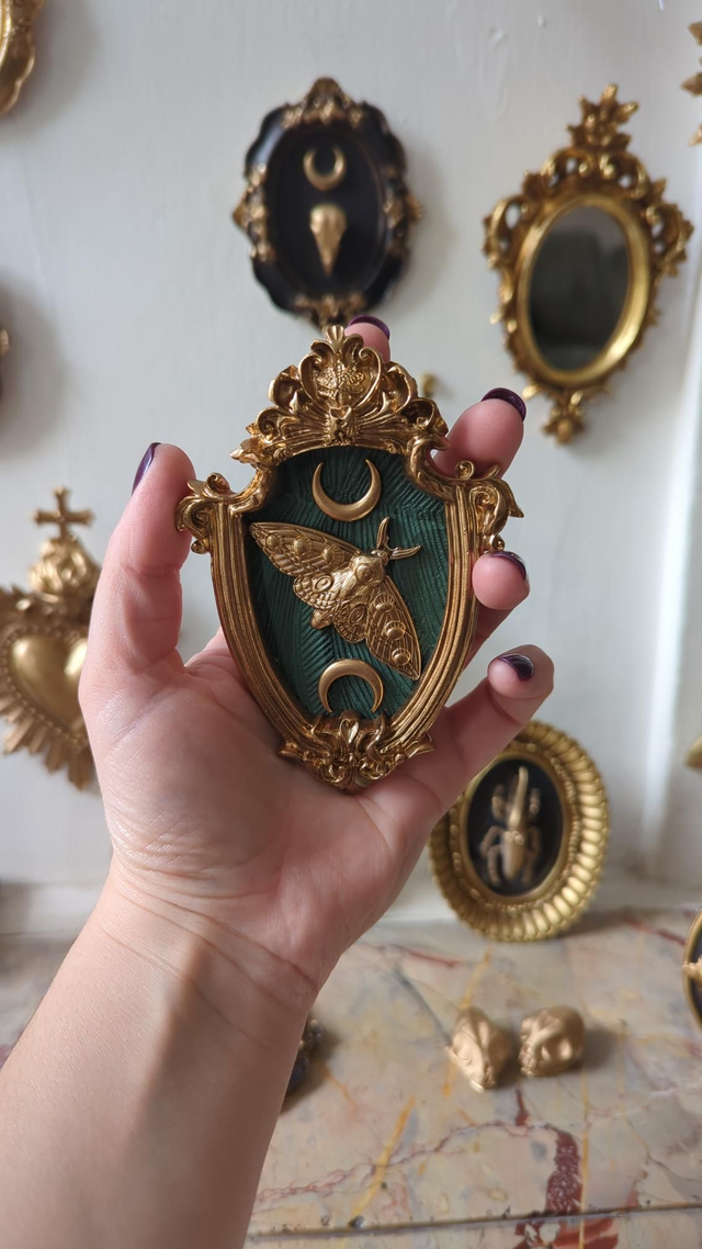 Cadre baroque doré papillon de nuit lunes