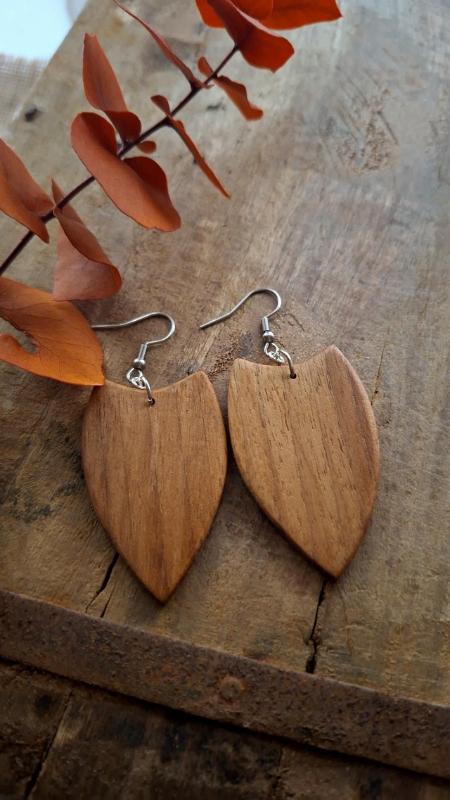 Schlichte Holzohrringe aus schönem Nussbaum