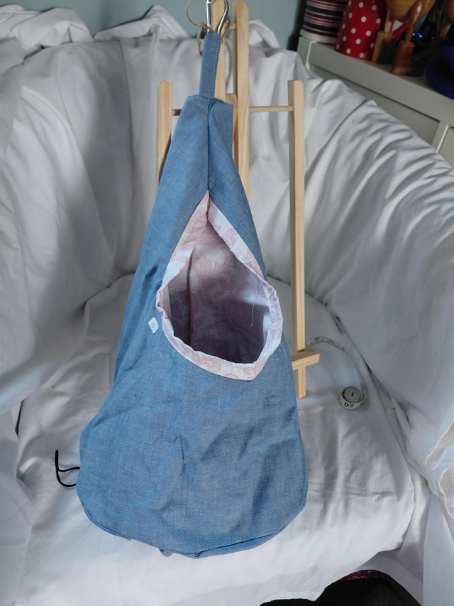 Hanging storage bag/pouch