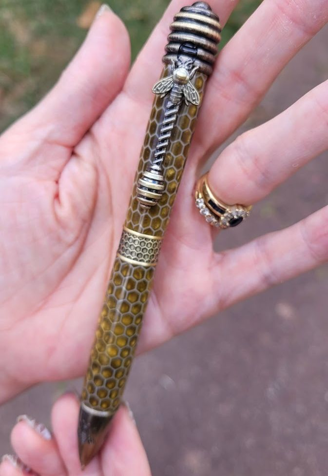 Stylo Maya l&#039;abeille en résine couleur miel avec rayons en 3D