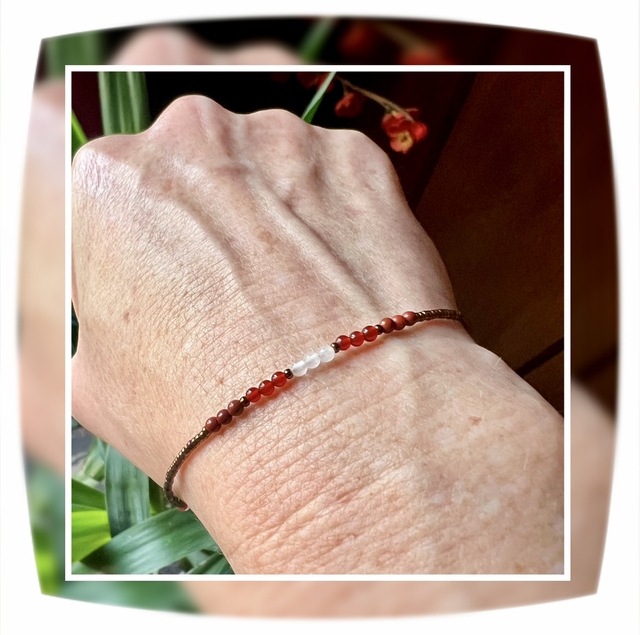 Bracelet très fin. Combinaison de 3 pierres énergisantes 