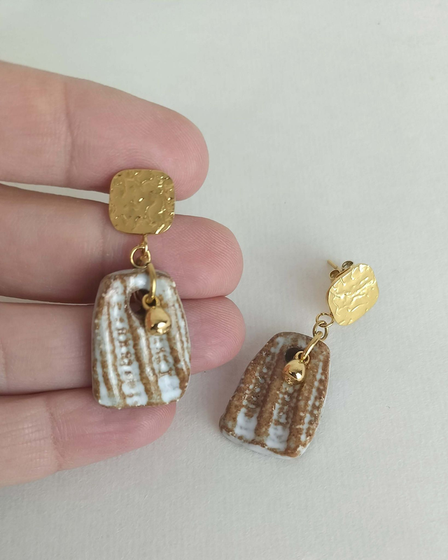 Boucles pendantes - brun et blanc