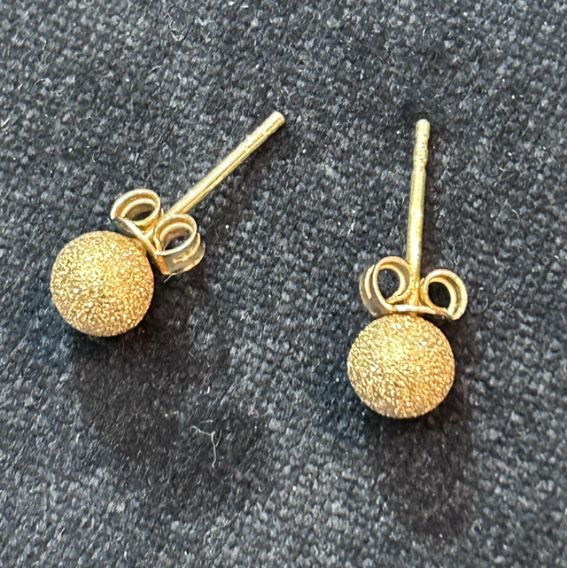 18ct gold diamond cut ball studs