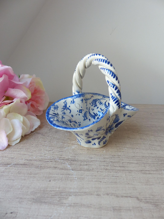 Petit panier vide poche en céramique avec anse torsadée signé Desvres, corbeille blanche peinte main motif fleurs bleues, décor table bureau