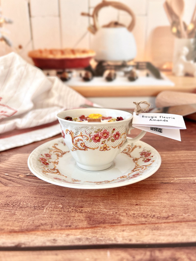 👑 Bougie Amande - tasse à café "fleurs et arabesques" avec sous-tasse - avec une fève dedans